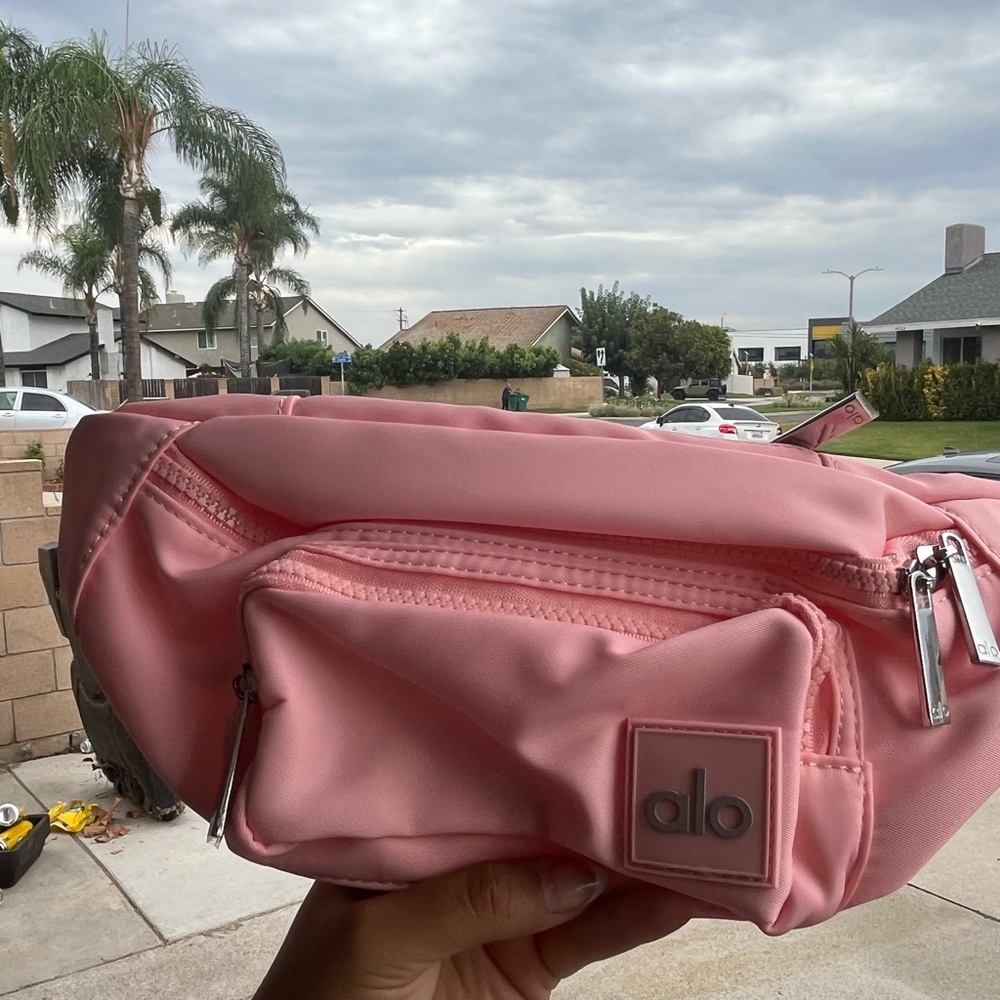 ALO Yoga  explorer Fanny pack pink zipper belt bag waist pack running - Picture 2 of 2